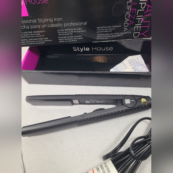 Style House professional hair straightener- Black- New in box - Picture 2 of 4